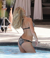 组图：莱奥纳多现任女友泳池边大秀比基尼