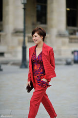 组图：孙俪巴黎街拍 红色套装秀简约时尚