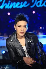 组图：黄晓明《梦之声》烟熏妆妖娆 微博玩恶搞