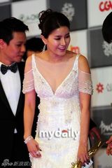 组图：李贤宇金素妍等星亮相釜山电影节开幕式