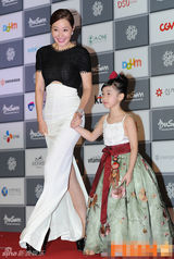 组图：严志媛携可爱女孩亮相红毯微笑亲和