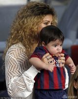 组图：夏奇拉抱子观老公比赛 小家伙玩足球卖萌