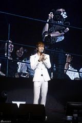 高清图：韩歌手金亨俊新专辑发布亲友齐站台