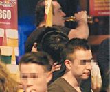 组图：赌王儿子携美女玩乐 与男性夜店狂吻