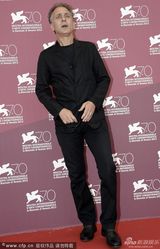 组图：《小帕特里亚》发布 女主上演香艳湿吻秀