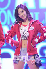 组图：韩团少女时代露小蛮腰 新曲打榜三连冠