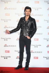 组图：陈柏霖亮相街拍盛典发型散漫微笑迷人