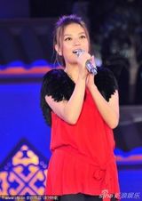 组图：赵薇中秋晚会献唱 亮丽红裙现身显妩媚