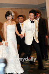 组图：郑俊浩举行婚前记者会 与未婚妻含情脉脉对视