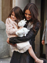 高清组图：凯蒂-赫尔姆斯黑衣亮相 苏瑞做鬼脸