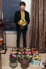 组图：朴施厚晒礼物抱猫头鹰抱枕当“继承者”