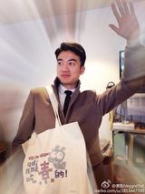 组图：吕颂贤引领素时尚 悟空手势引模仿