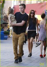 组图：辣妹带4子女出游 布鲁克林抱妹妹帅气成熟