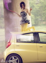 幻灯图：“悦悦女孩”拍可爱写真 狗狗出场做模特