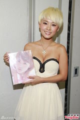 组图：罗彩玲爆乳亮相香港宣传写真集