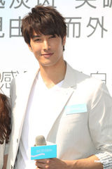 高清组图：锦荣出席商业活动 坦言常运动保养皮肤