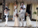 组图：马特达蒙岛国补办婚宴 新娘抹胸婚纱亮相