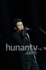 高清图：俞灏明湖南跨年夜复出献唱 表情坚毅