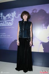 组图：何超仪紧身服飘孕味 卢巧音望度假造人