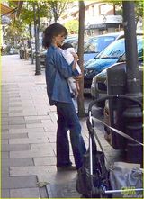 组图：佩内洛普抱小女儿出街 产后三月瘦身神速