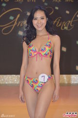 组图：宫雪花火红蕾丝扮Gaga抢镜 为亚姐支招