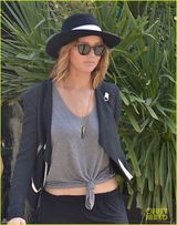 组图：詹妮弗-劳伦斯黑装出街秀圆腰硕腿