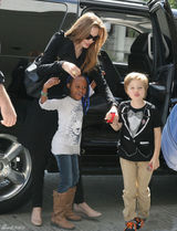 高清图：朱莉带女儿现身机场 希洛男生装扮可爱