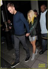 瑞塔-奥拉与型男DJ牵手 小鸟依人幸福浅笑(图)