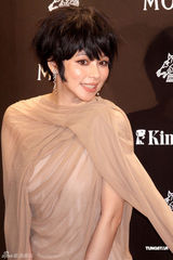 组图：徐若瑄衣服被台风吹起 忧心走光花容失色