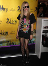 高清组图：艾薇儿亮相长发披肩 性感网袜抢眼