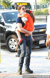 组图：汤姆-克鲁斯离婚后首探爱女 遭狗仔围堵