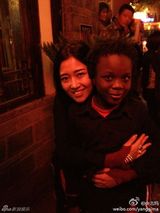 组图：央吉玛搞怪生活照曝光 点朱砂另类妆容