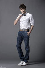 组图：人气偶像陈学冬 清新写真展萌笑