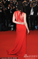 组图：暮光女火红深v裙走秀 胸前春光一览无余