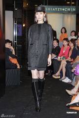 组图：林莉压轴走秀真空上阵 示范苗族服饰