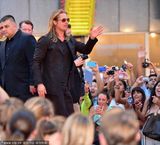 组图：皮特金发披肩展熟男范 妖男兰伯特助阵