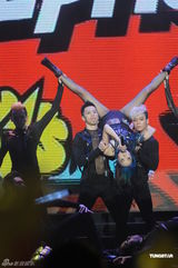 组图：吴雨霏首场红馆演唱会 服装造型性感出位