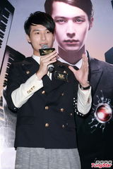 组图：严爵8月底香港开唱 努力练习广东话