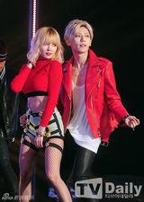 组图：韩星贤胜泫雅台上热吻互摸缠绵19禁