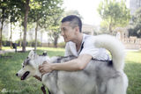 组图：高仁与萌犬拍写真 展治愈系男神魅力