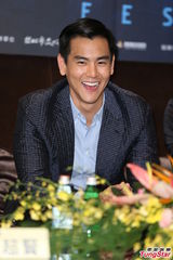 组图：彭于晏《激战》发布会 与张家辉比拼肌肉