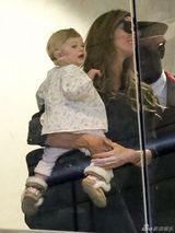 组图：邦辰抱女机场遭围堵 萝莉竖拇指比赞卖萌