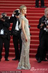 组图：超模海蒂戛纳走秀礼服露背身材高挑