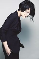 组图：殷桃最新写真曝光展现酷美一面