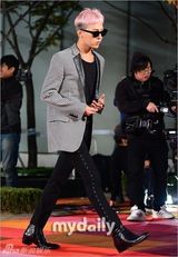 组图：李钟硕GD等闪耀颁奖红毯 女偶像尴尬跌倒