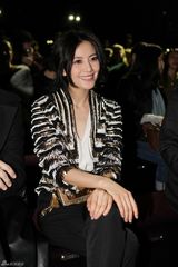 组图：高圆圆亮相米兰时装周 黑金战袍刮中性风