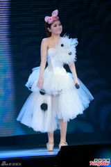 组图：S.H.E合体香港开唱 Selina感触落泪