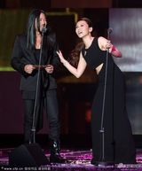 组图：蔡健雅乱弹阿翔颁发最佳女歌手奖