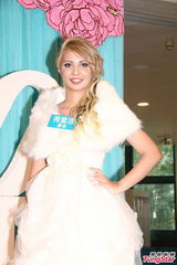 组图：混血歌手Baby M爱幽默男 望举行沙滩婚礼