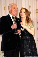 高清组图：奥斯卡后台获奖众星举金人光彩照人